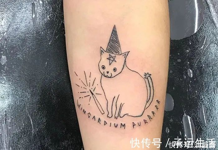 纹身师!不会画画的纹身师,纹出歪扭的小纹身,生涩俏皮让人忍俊不禁