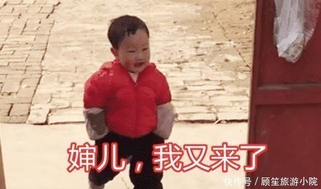 宝妈|一岁半萌娃满街跑,穿着尿不湿“蹭吃蹭喝”,走路的样子萌翻网友