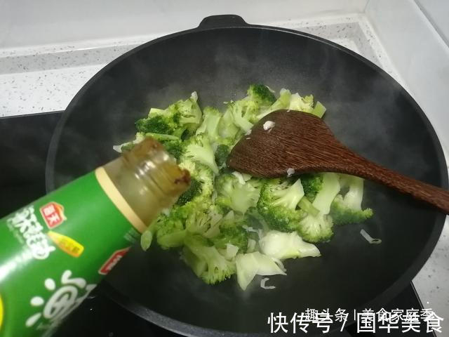 营养成分|西兰花怎么炒才清脆鲜嫩掌握这几点,西兰花色泽碧绿,原汁原味