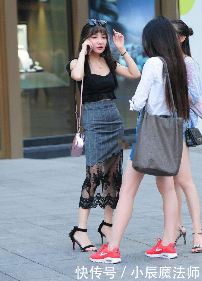 美女穿搭靓丽多彩的裙子穿搭,演绎初夏时节的街头时尚