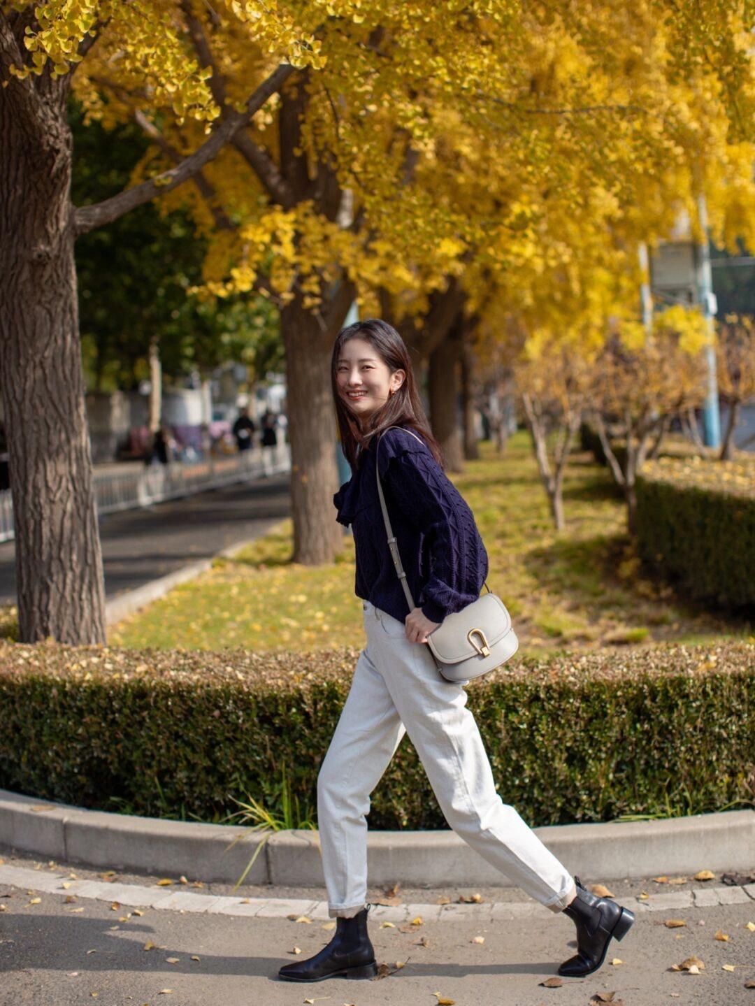 紫色大衣外套 秋冬怎样搭配出知性优雅的气质,碎花裙+紫色大衣外套,时髦又不失女人味!