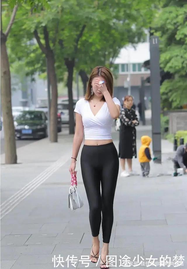 修身显瘦的打底裤穿搭带来不一般的气质,尽显时尚美女端庄优雅范
