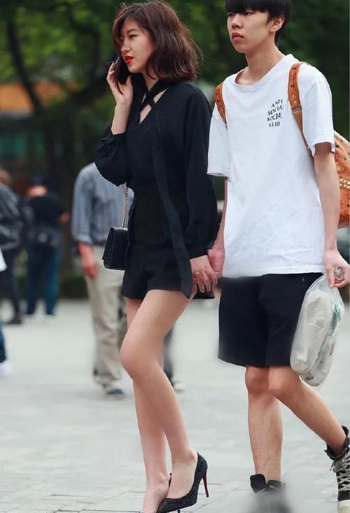 小姐姐一身军绿色的长裙,感觉清新时尚的同时又带着满满的冷艳风