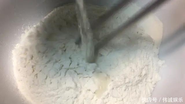 最近儿子迷上它,有面粉就能做,外酥里软,各个空心,比油条好吃