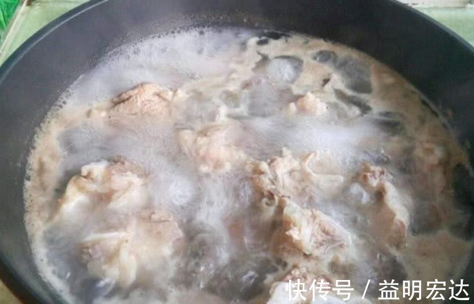 为什么给排骨焯水之后肉质更腥更柴了？水用错了，好吃才怪
