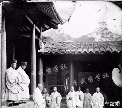 差距|晚清的阶层差距官员在椅上正襟危坐打更人靠在门上快睡着!