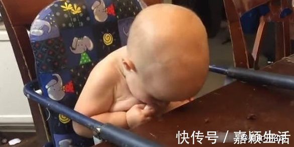 宝妈|妈妈去做辅食,饥肠辘辘的小宝宝看着自己小肚腩,竟打起了坏想法