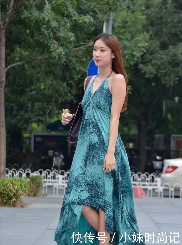 街头美女的清凉造型, 用“蕾丝连衣裙”秀身材, 拿“皮筋”当袖口