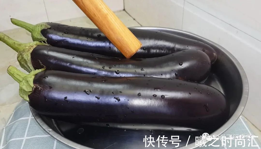 茄子|米饭怎么做才好吃吗,锅里一焖,既有菜又有饭,上桌全家都抢着吃