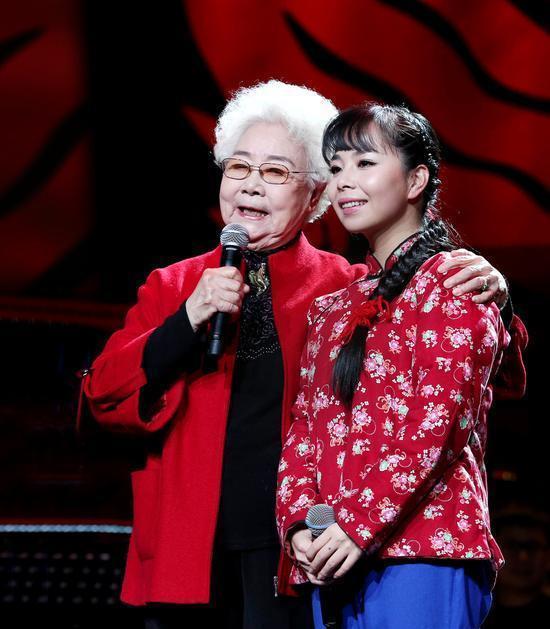 天差地别的王小丫和草帽姐一个低调无冕之王,一个浮夸遭人唾弃