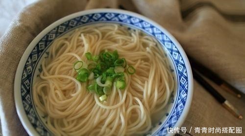 清汤面，面条直接煮就错了，难怪味道不好喝，大厨这样做才对