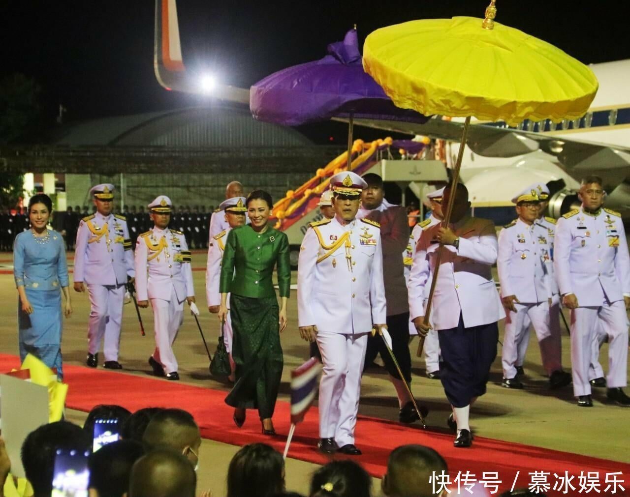 泰王@诗妮娜陪泰王出行情意浓,爱情滋养面若桃花,贵妃笑得人心都酥了