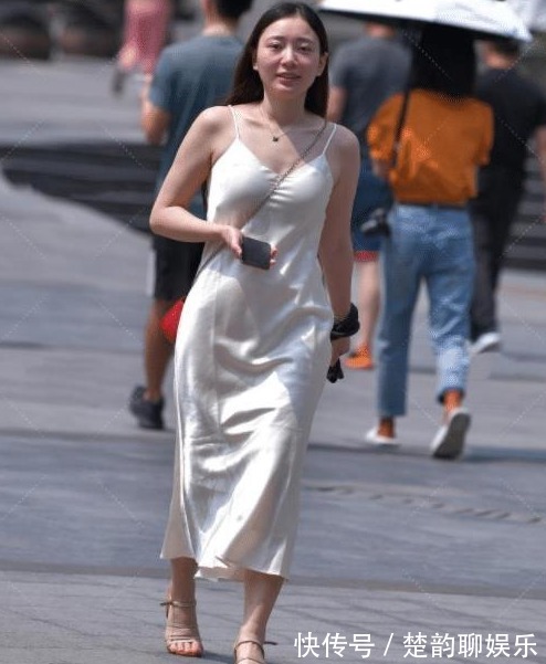 高跟鞋|锡纸白吊带连衣裙,清新自然,简约而不失机尚