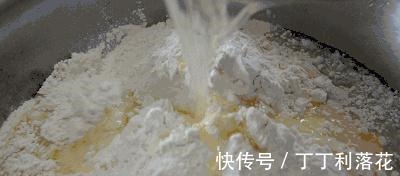 美食|糯米粉最好吃的做法，开水一煮，香甜酥脆，一次做一锅不够吃！