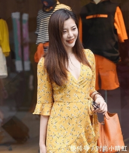 着装 黄色V字领碎花裙,青春时尚,简单大气