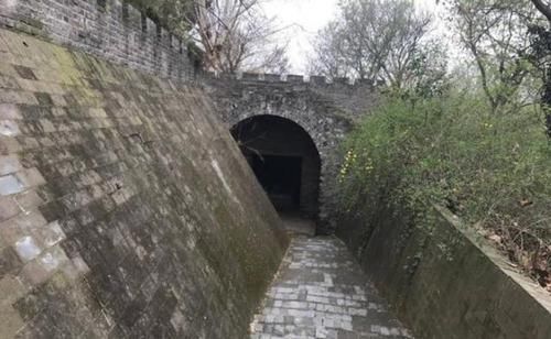 朱元璋|600年前的公主墓被发现，墓中竟有活人居住，还睡在公主的棺材上