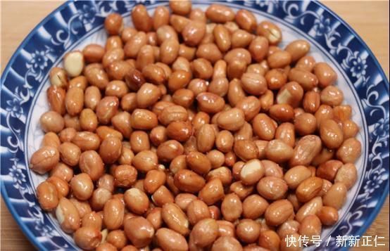 炒花生米时,千万不要只放油,关键这一步,花生米又香又脆不返潮