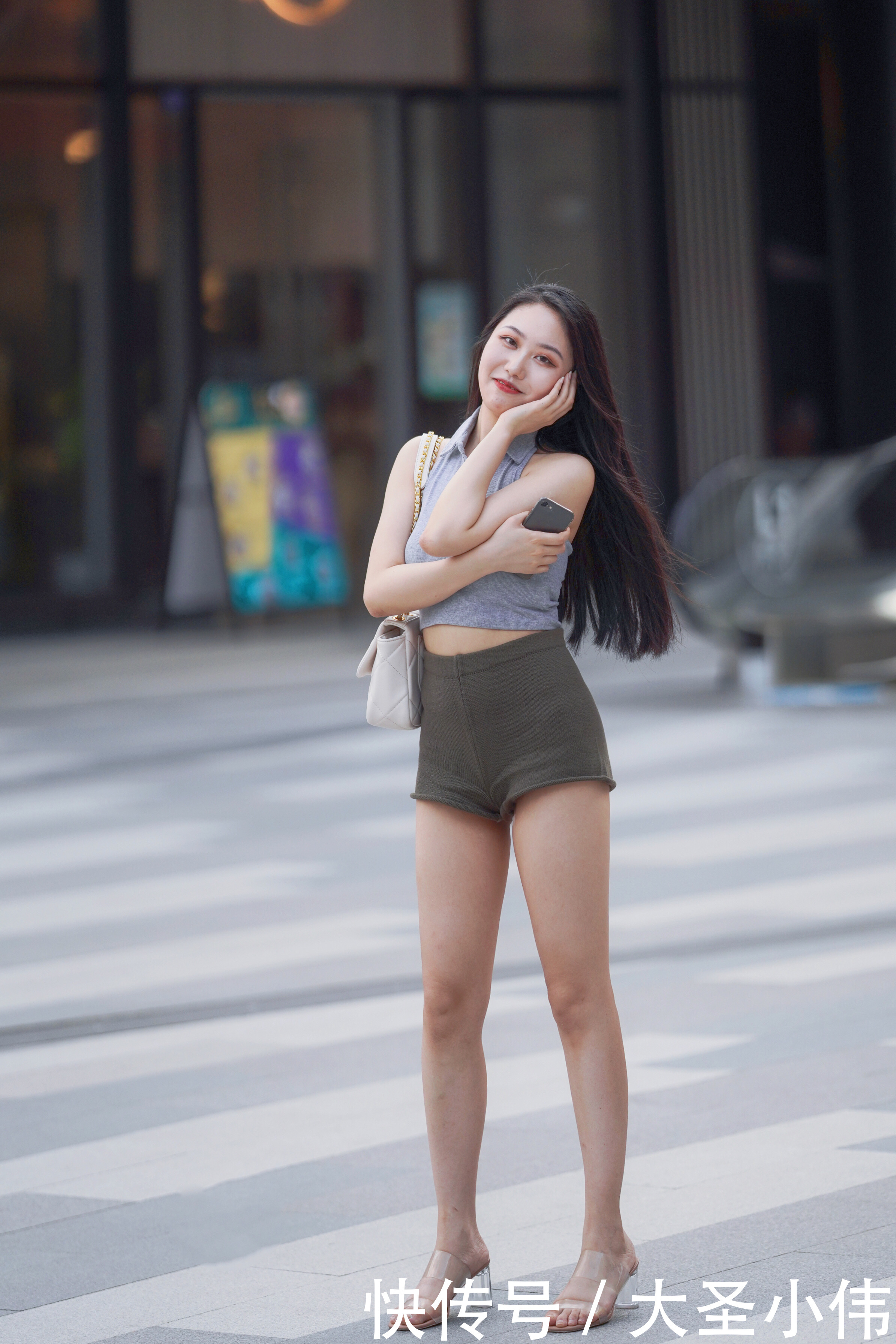 极致|美女街拍美女超级简单的穿搭,却硬生生的靠身材穿出了极致的美
