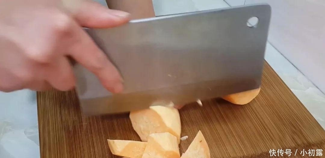 红薯这样做才最好吃,一蒸一切,比豆沙糕都好吃,一口一个真解馋