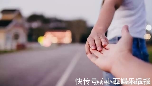 父母|3岁女孩跟爸爸走散,求助保安叔叔后,广播报出爸爸名字全场笑喷
