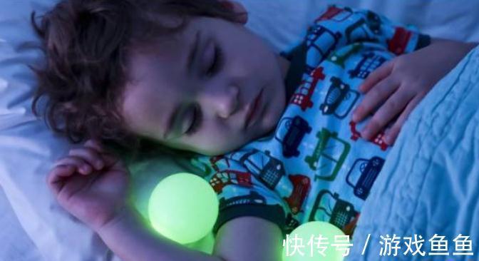 睡眠质量|秋季带娃,家长别让孩子睡前做这几件事,以免错过长高的机会