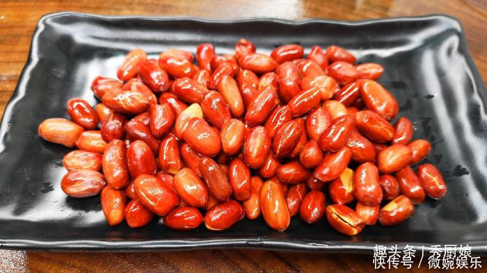 炸花生米时,出锅直接撒盐大错特错,教你一招,花生酥脆不返潮