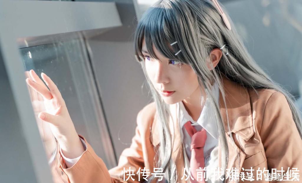 腐团儿|太尬尴美女COS樱岛麻衣被误以为纸片人,像是画的一样