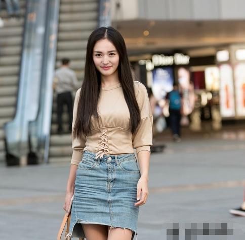 小姐姐|身材匀称的小姐姐，牛仔裙穿搭，简约中尽显性感魅力！