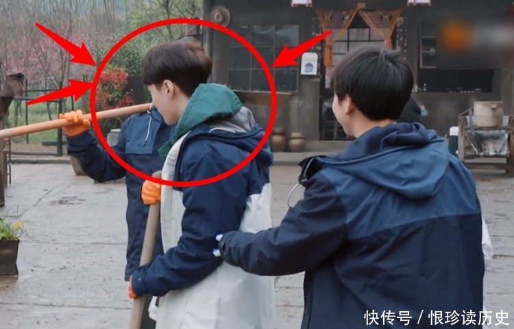 《向往5》嘉宾拍合照,本以为张艺兴主动让C位,原来只是个误会