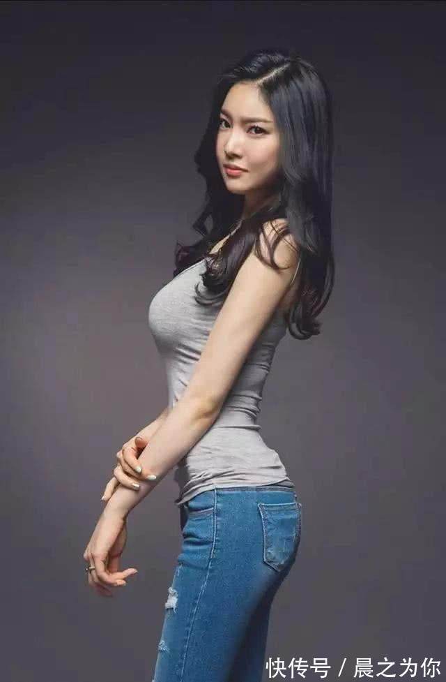 美女 舒适贴身的牛仔裤美女,展现出纤细修长的腿部线条,甜美迷人!