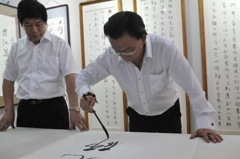 赵忠祥@侯耀华秀书法行笔有力,见字如见人,字里行间都是法度