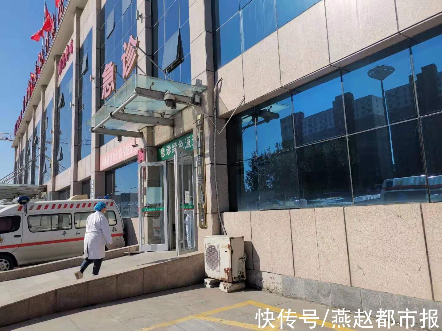 大巴车|《平山县一大巴车坠入河中》后续：伤员正在医院急救