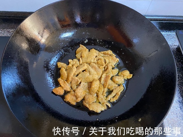 老师傅教你炒蒜苔，别直接炒别焯水，巧用一招，蒜苔翠绿鲜嫩入味
