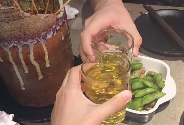 厕所|喝完啤酒很快就想去厕所，和喝好几瓶都没感觉的人，哪种更健康？