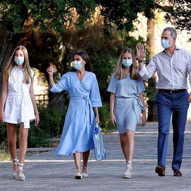 站位|西班牙14岁小公主学姐姐穿高跟，身高超180变巨人，王后一脸不快