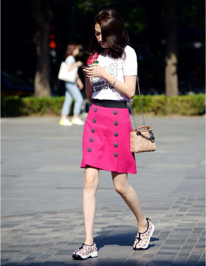 街拍:身材苗条的美女,高雅的气质,真是羡煞众人呀