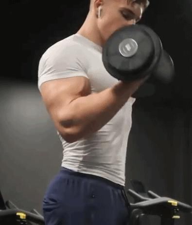 一身肌肉|他14岁开始健身，18岁一身肌肉炸裂，却被网友嘲健身早，长不高