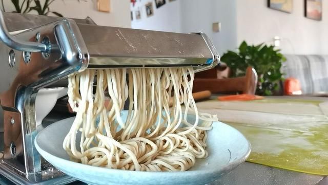 西红柿|西红柿茄子焖面，香喷喷的，真是一锅不够吃，隔三差五家人就要吃