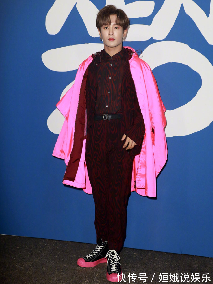 斑馬紋|李汶翰衣品成謎明明西裝造型這么帥,卻還硬要搭配熒光粉斗篷