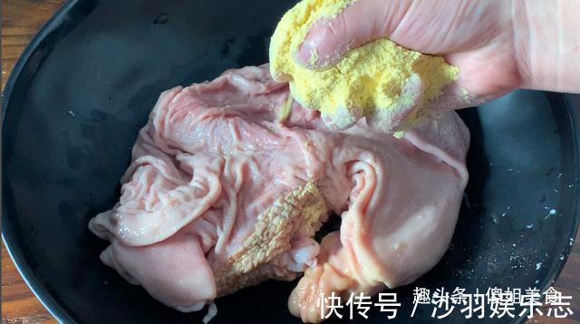 清洗猪肚时,加盐加碱都是大错特错!用“它”洗,又快又干净