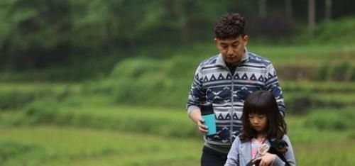 相处|爸爸生病打吊瓶,女儿哭得天昏地暗,宝爸无奈:我只是感冒而已