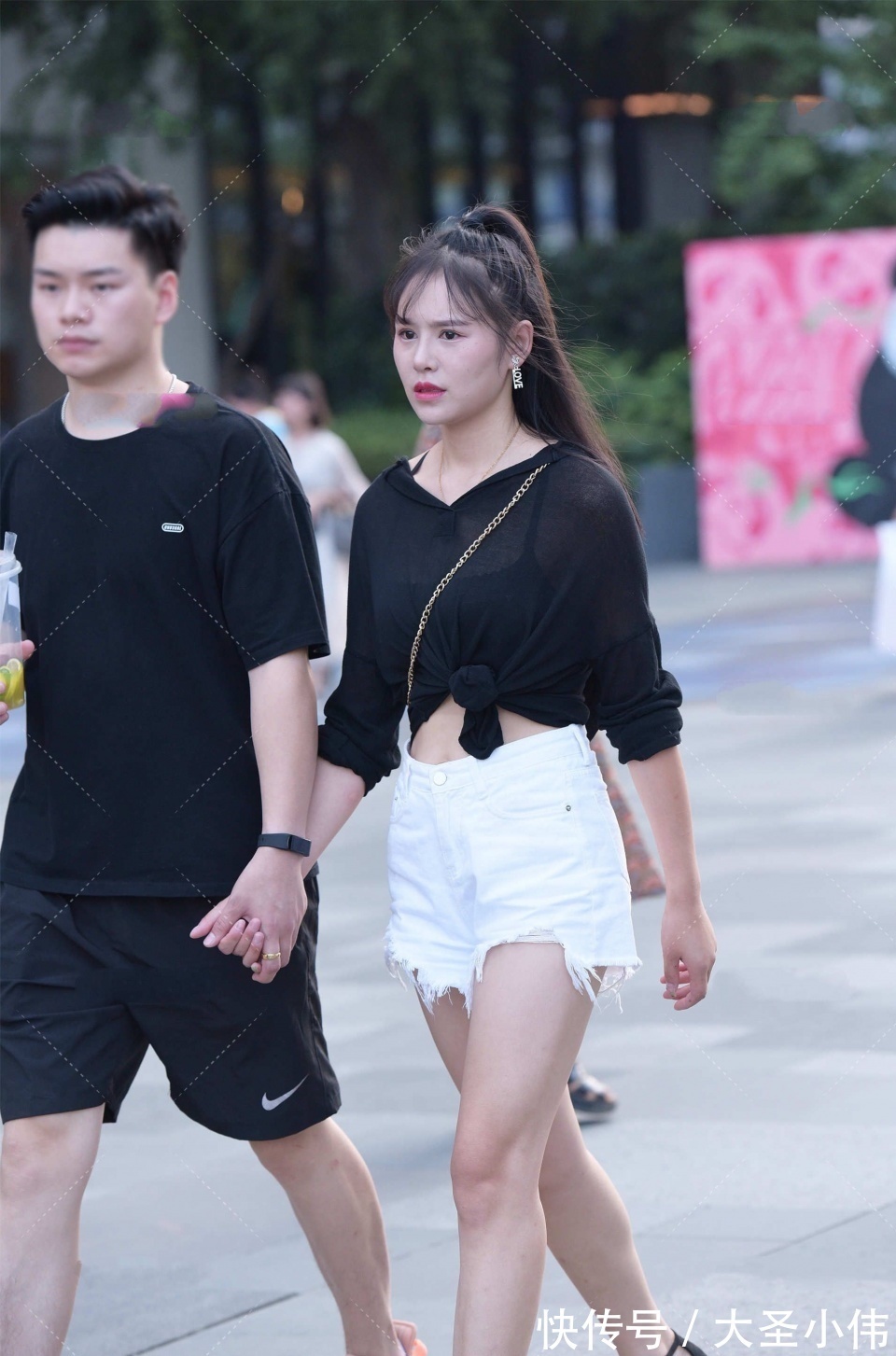 街拍|美女街拍:有这么漂亮的女朋友,你还会盯着其他女生看吗?我反正是不会