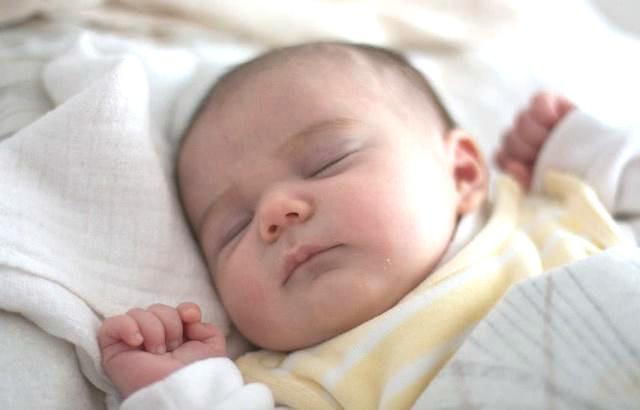 宝妈|宝宝睡觉时现几个信号，暗示要开始用枕头，及时满足对娃脊柱好