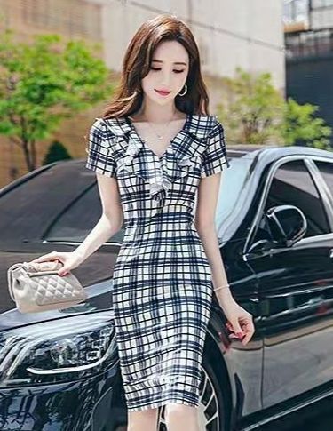 包臀裙 优雅气质的荷叶边包臀裙,V领格子的短袖连衣裙,立体感十足!