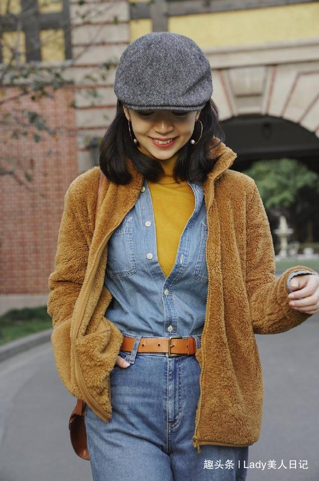 羊剪绒 42岁女人冬天穿衣不能太随意,大衣牛仔裤阔腿裤羊羔绒,好显气质