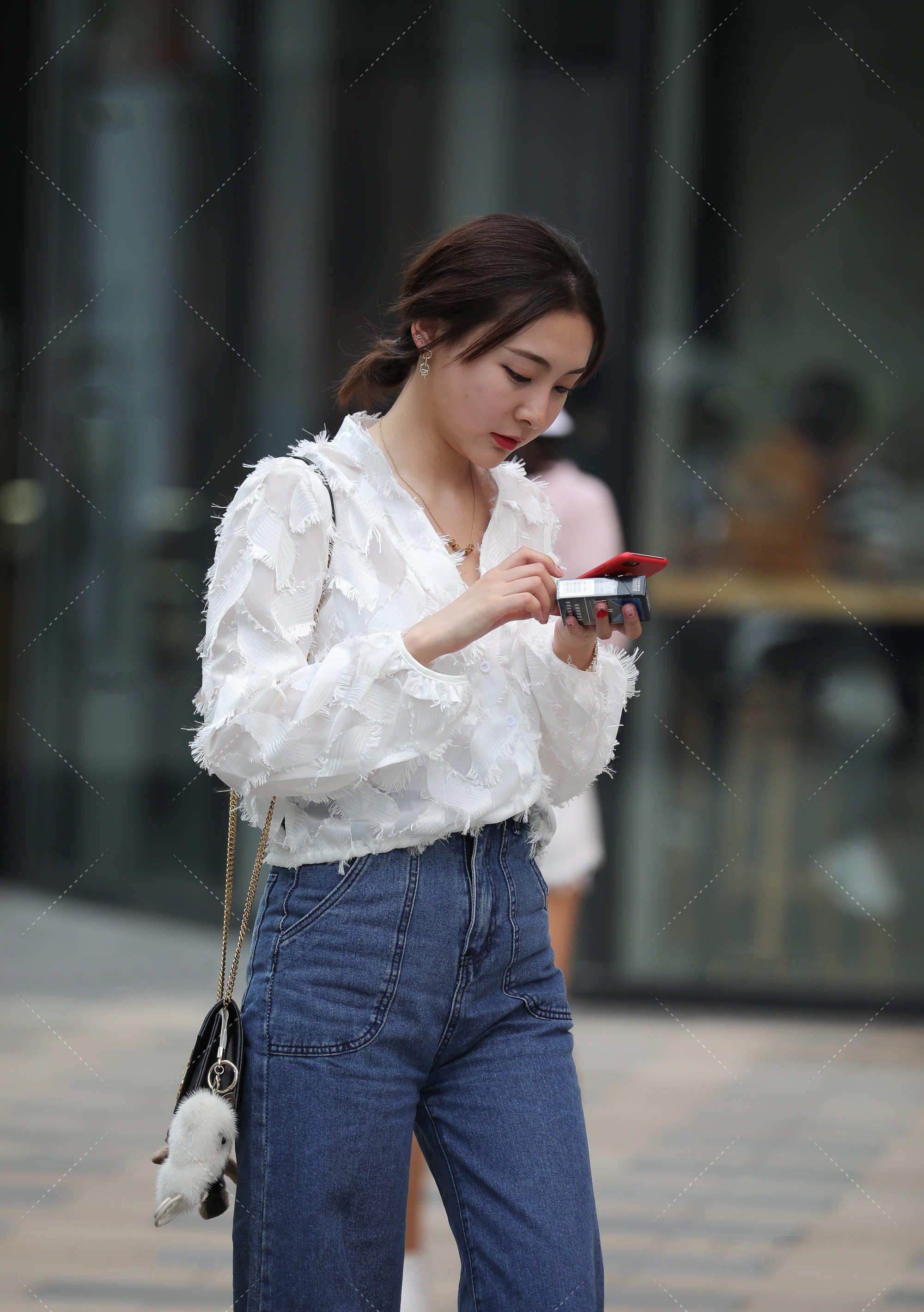 背心裙|时尚:蓝色牛仔裤很经典,阔腿裤好看又百搭,搭配白色上衣很合适