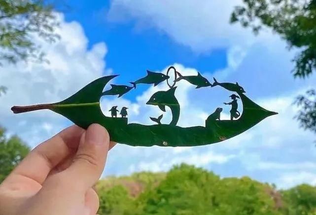 ?艺术家真会赚钱，把捡来的树叶简单雕刻后，价值翻了几百倍