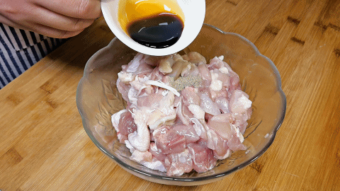  砂锅鸡肉焖|冬天，鸡肉就喜欢这样吃，用砂锅做焖饭，米香肉嫩，天天吃不腻