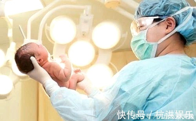 妈妈|产房内妈妈拼命为宝宝挡下产钳,爸爸却果断决定用!医生好老公