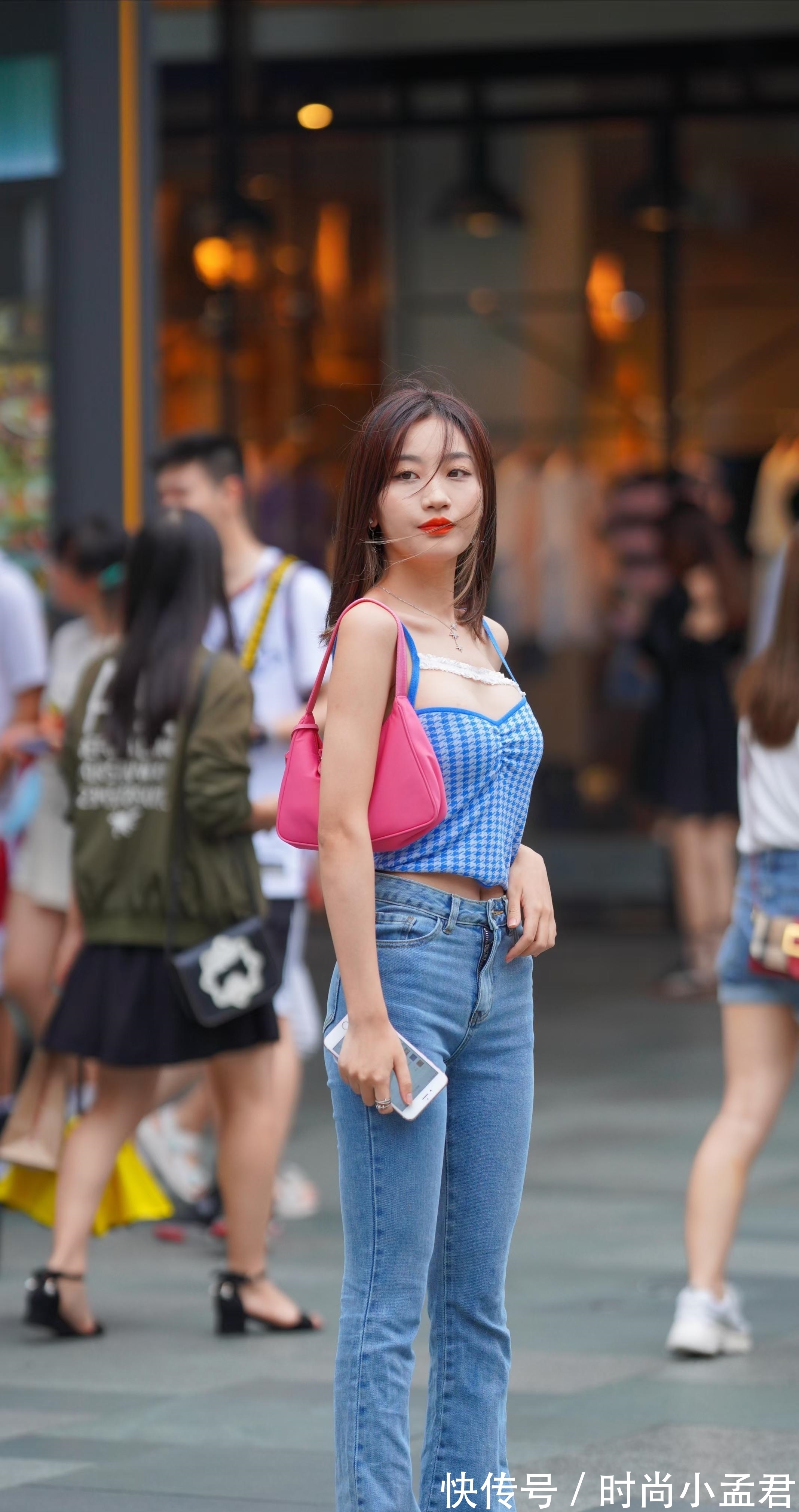 格纹|蓝色格纹吊带搭配毛边牛仔裤，时尚修身还显白，打造温柔甜美形象